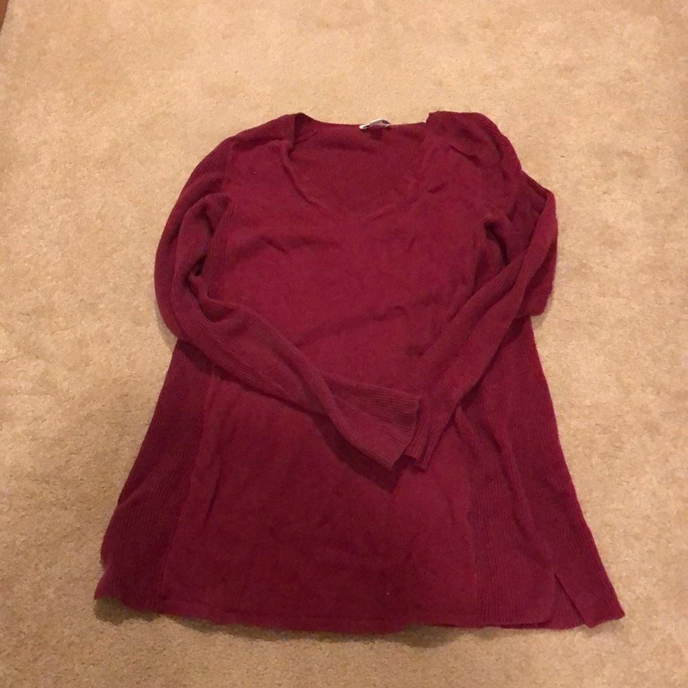 𝅺j. Jill v neck maroon sweater